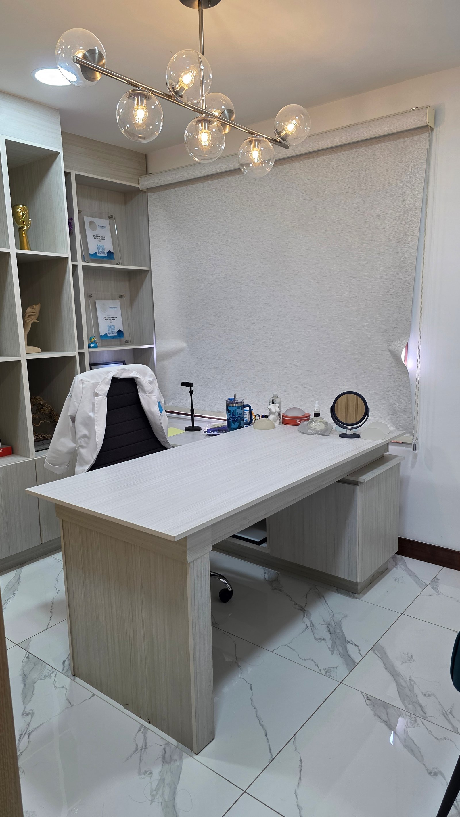 Escritorio del consultorio de la Dra. Amaia Cinta